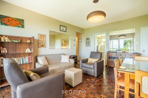Basic Apartment | Living area | 32-inch Smart TV with digital channels - Apart With sea View 400m From the Beach Cbo0103 (Florianópolis)