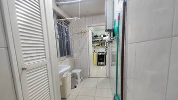 Basic Apartment | Bathroom