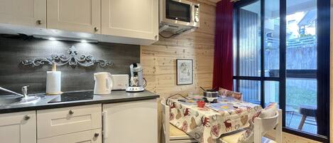 Refrigerador, microondas, cafetera/tetera, tetera/pava eléctrica