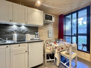 Wasserkocher mit Kaffee-/Teezubehör, Kühlschrank, Mikrowelle