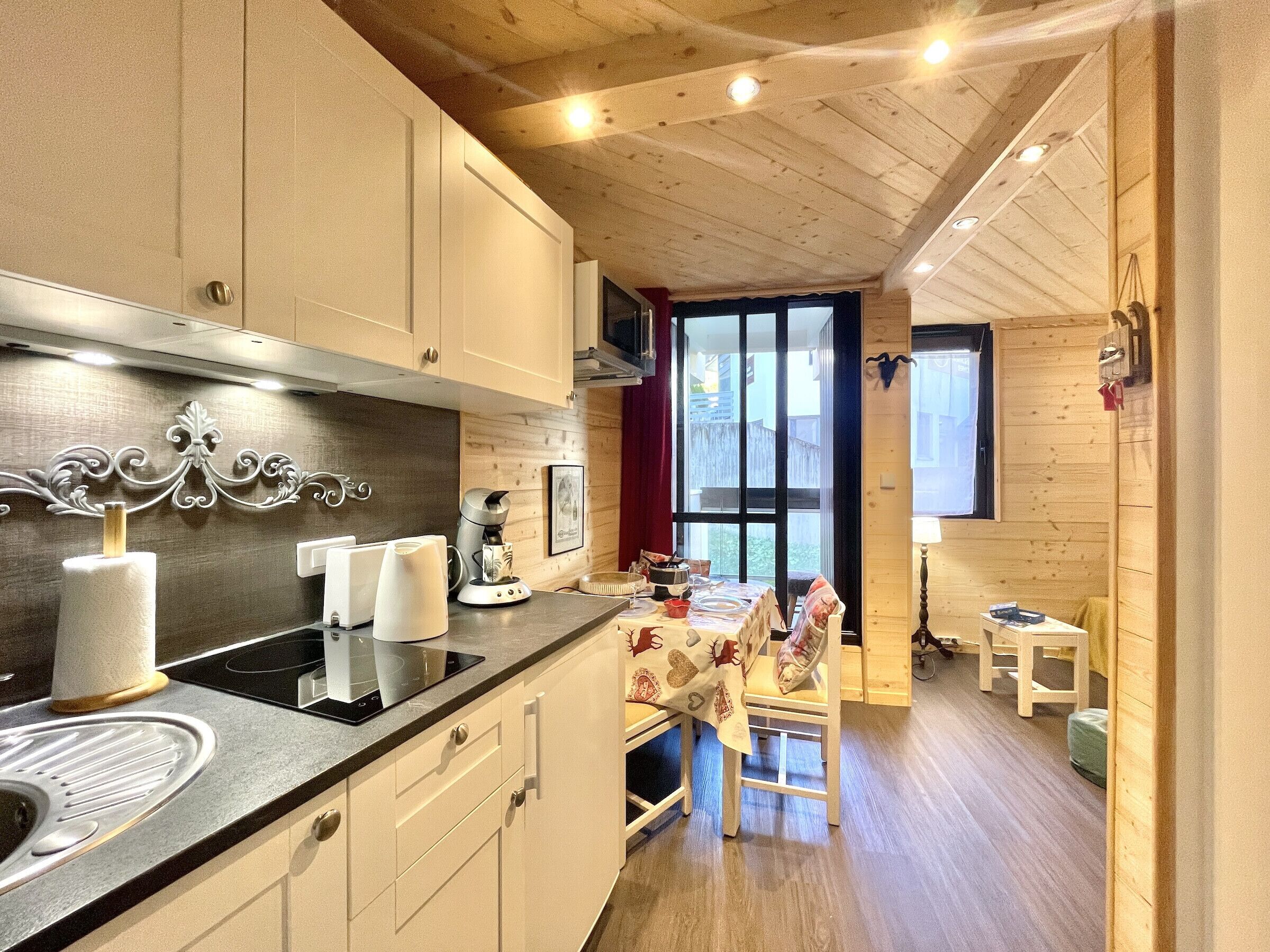 Kühlschrank, Mikrowelle, Wasserkocher mit Kaffee-/Teezubehör