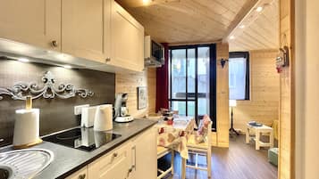 Fridge, microwave, coffee/tea maker, electric kettle