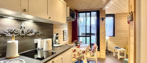 Kühlschrank, Mikrowelle, Wasserkocher mit Kaffee-/Teezubehör