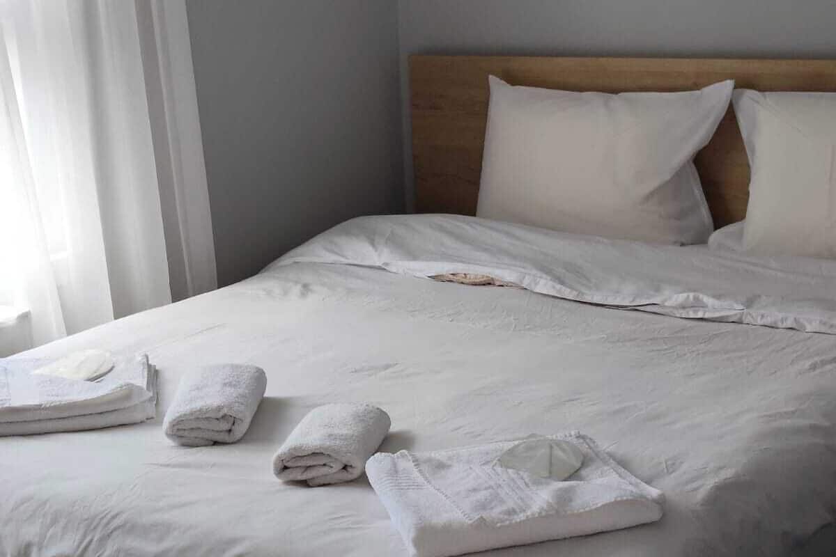 Ducha, secador de pelo, toallas, jabón