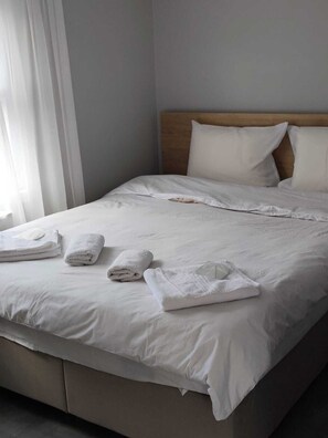 Ducha, secador de pelo, toallas, jabón