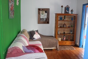 Chalet familiar, balcón, vista a la ciudad | Área de sala de estar