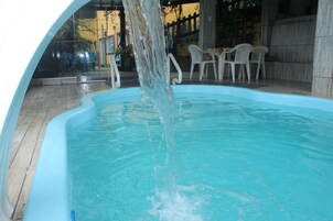 Una piscina cubierta