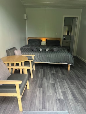 4 bedrooms, WiFi, bed sheets, wheelchair access