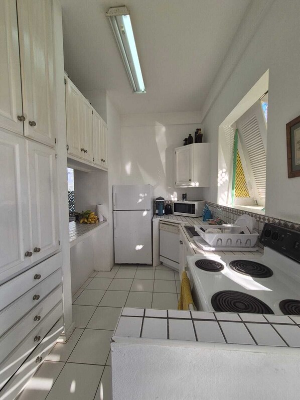 Fridge, microwave, stovetop, coffee/tea maker - Honeybee at Sanctuary Villas (Black Rock)