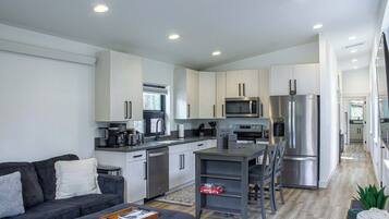 Geladeira, micro-ondas, fogão, cooktop