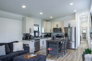 ثلاجة، ميكروويف، فرن، موقد طهي مسطح