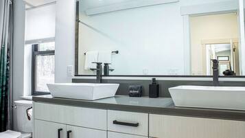 Een douche, een haardroger, handdoeken