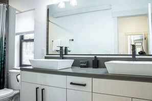 Een douche, een haardroger, handdoeken