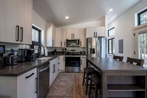 Een koelkast, een microgolfoven, een oven, een kookplaat