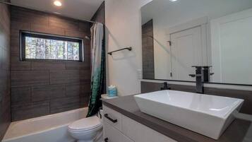Een douche, een haardroger, handdoeken