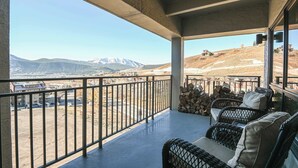 A balcony with wicker furniture and a view of mountains. - Plaza 536 | Shuttle to Crested Butte Lifts | Hot Tubs+Sauna | 2BR Sleeps 6 (Crested Butte)