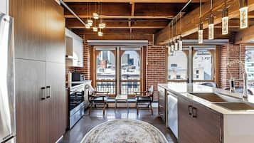 Réfrigérateur, four à micro-ondes, un four, surface de cuisson