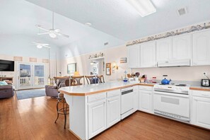Fridge, microwave, oven, stovetop - Pier Paradise 4 bedroom 1 block from beach (North Myrtle Beach)