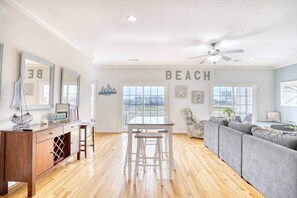 TV - Sea House 5 bedroom w/pool (North Myrtle Beach)