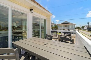 Outdoor dining - Beach Buddies 2 w/pool (North Myrtle Beach)