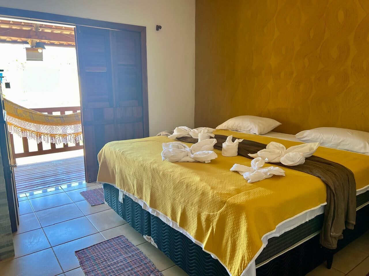 8 quartos, ferros/tábuas de passar roupa, Wi-Fi, roupa de cama