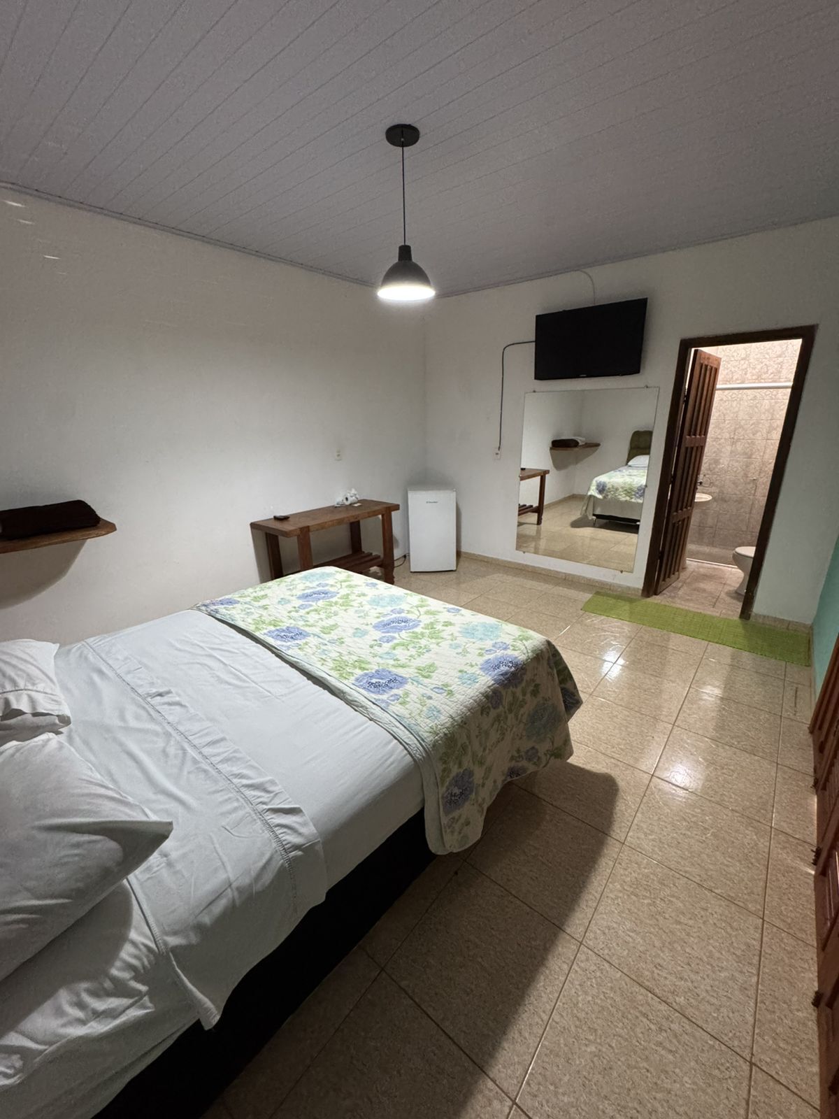 8 habitaciones, tabla de planchar con plancha, wifi y ropa de cama 