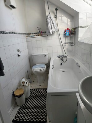 Shared Dormitory, 1 Bedroom, Garden View | Bilik Mandi