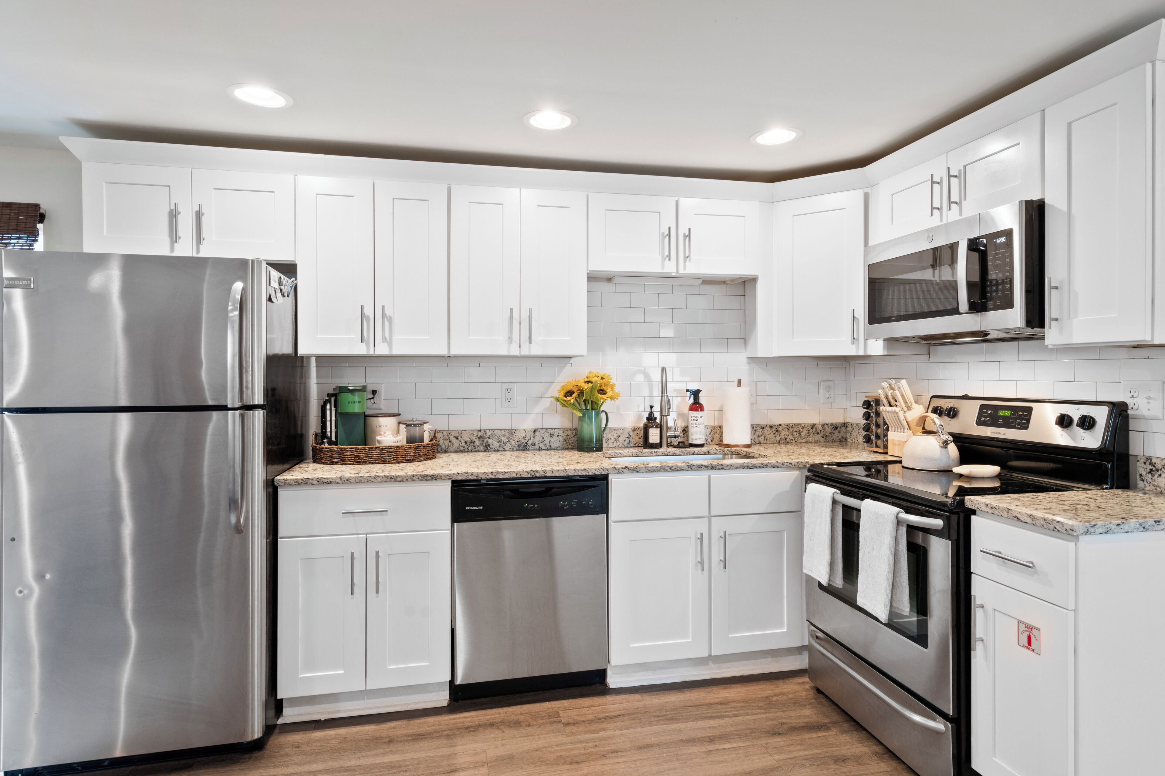 ثلاجة، ميكروويف، فرن، موقد طهي مسطح