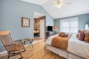 3 bedrooms, iron/ironing board, WiFi, bed sheets - Replay the Quay 80s-90s Retro Themed Home (Fuquay-Varina)