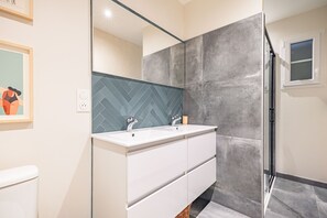 Shower, hair dryer - Charming Holiday Home Near Beach and Forest, Private Garden & Wi-Fi (Le Grand-Village-Plage)