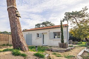 Exterior - Charming Holiday Home Near Beach and Forest, Private Garden & Wi-Fi (Le Grand-Village-Plage)