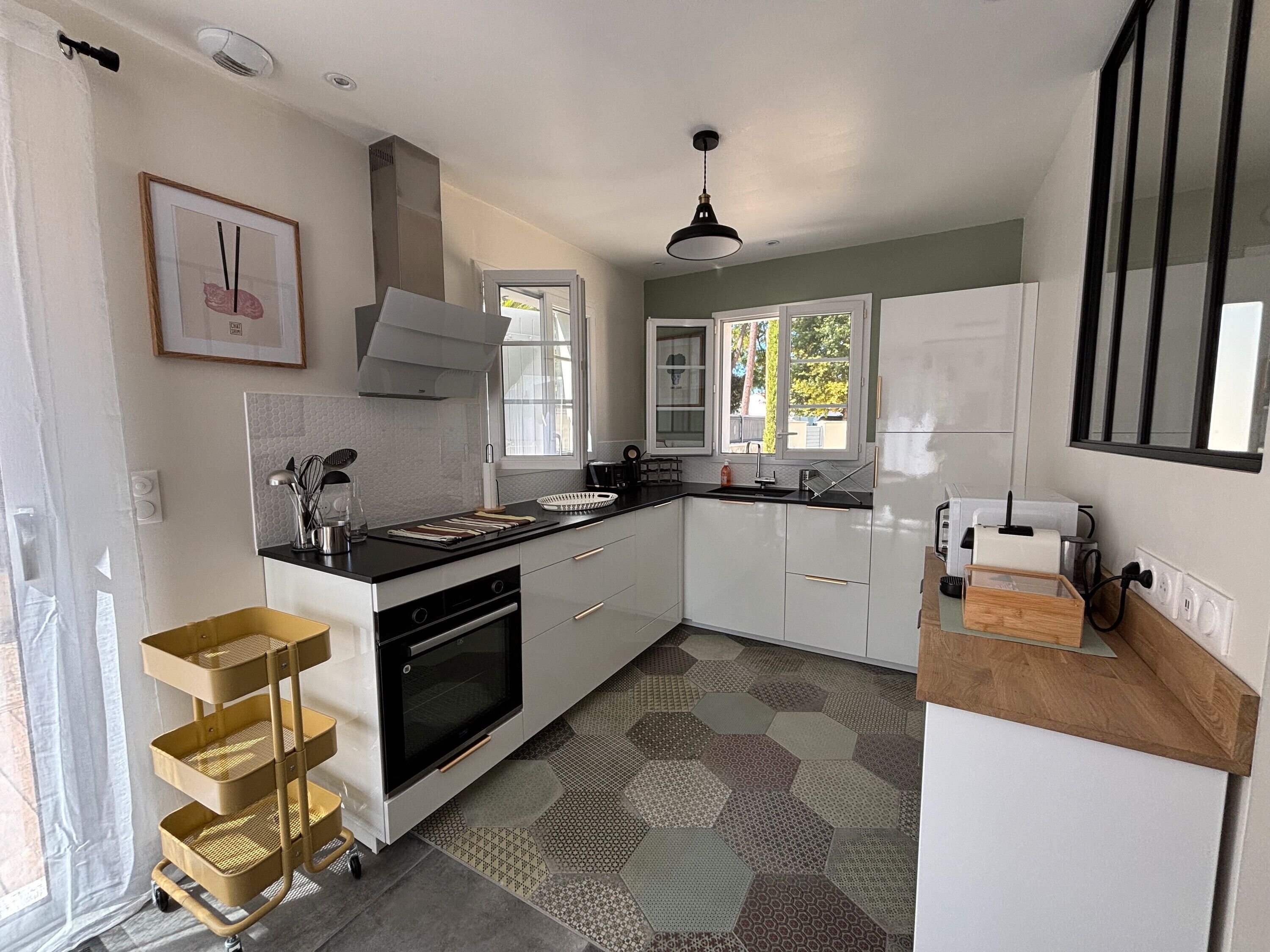 Køleskab, mikrobølgeovn, ovn, kogeplade