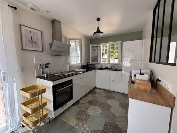 Køleskab, mikrobølgeovn, ovn, kogeplade