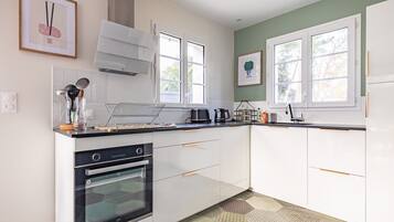 Een koelkast, een microgolfoven, een oven, een kookplaat