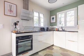 Fridge, microwave, oven, stovetop - Charming Holiday Home Near Beach and Forest, Private Garden & Wi-Fi (Le Grand-Village-Plage)