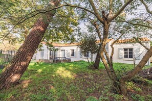 Exterior - Charming Holiday Home Near Beach and Forest, Private Garden & Wi-Fi (Le Grand-Village-Plage)