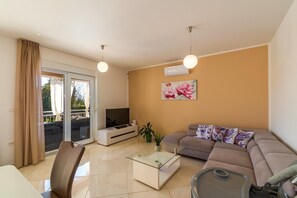 Fernseher, Tischtennisplatte