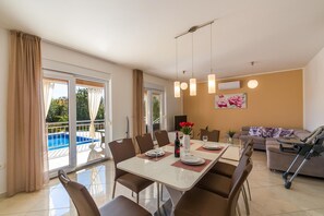 Dining - An elegant villa with private pool in Istria with countryside ambiance, enjoyable furnishing and eye-catching decoration. (Divsici)