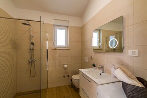 Shower, hair dryer, towels - An elegant villa with private pool in Istria with countryside ambiance, enjoyable furnishing and eye-catching decoration. (Divsici)