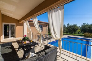 Outdoor dining - An elegant villa with private pool in Istria with countryside ambiance, enjoyable furnishing and eye-catching decoration. (Divsici)