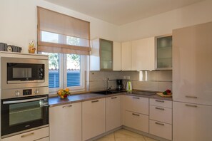 Fridge, microwave, oven, stovetop - An elegant villa with private pool in Istria with countryside ambiance, enjoyable furnishing and eye-catching decoration. (Divsici)