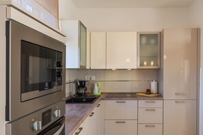 Fridge, microwave, oven, stovetop - An elegant villa with private pool in Istria with countryside ambiance, enjoyable furnishing and eye-catching decoration. (Divsici)
