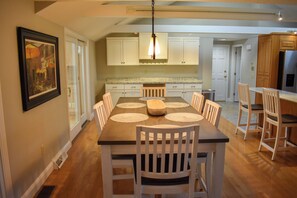 Dining - Charming 2-Bedroom, 2-Bath Cottage Near Colonial Acres Beach (West Yarmouth)