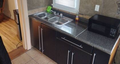 Charming 1-bedroom house in tranquil Palestine with AC/heat