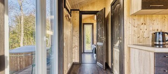 Charming Cabin with Hot Tub 5 minutes from Beach in Lembuzi