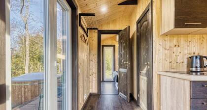 Charming Cabin with Hot Tub 5 minutes from Beach in Lembuzi