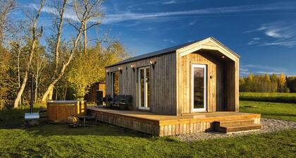 Charming Cabin with Hot Tub 5 minutes from Beach in Lembuzi