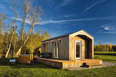 Charming Cabin with Hot Tub 5 minutes from Beach in Lembuzi