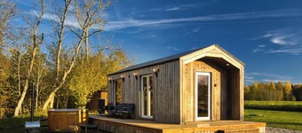 Charming Cabin with Hot Tub 5 minutes from Beach in Lembuzi