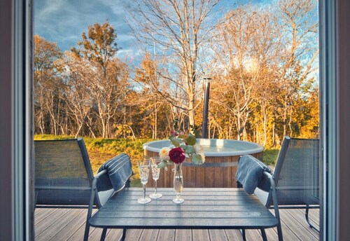 Charming Cabin with Hot Tub 5 minutes from Beach in Lembuzi